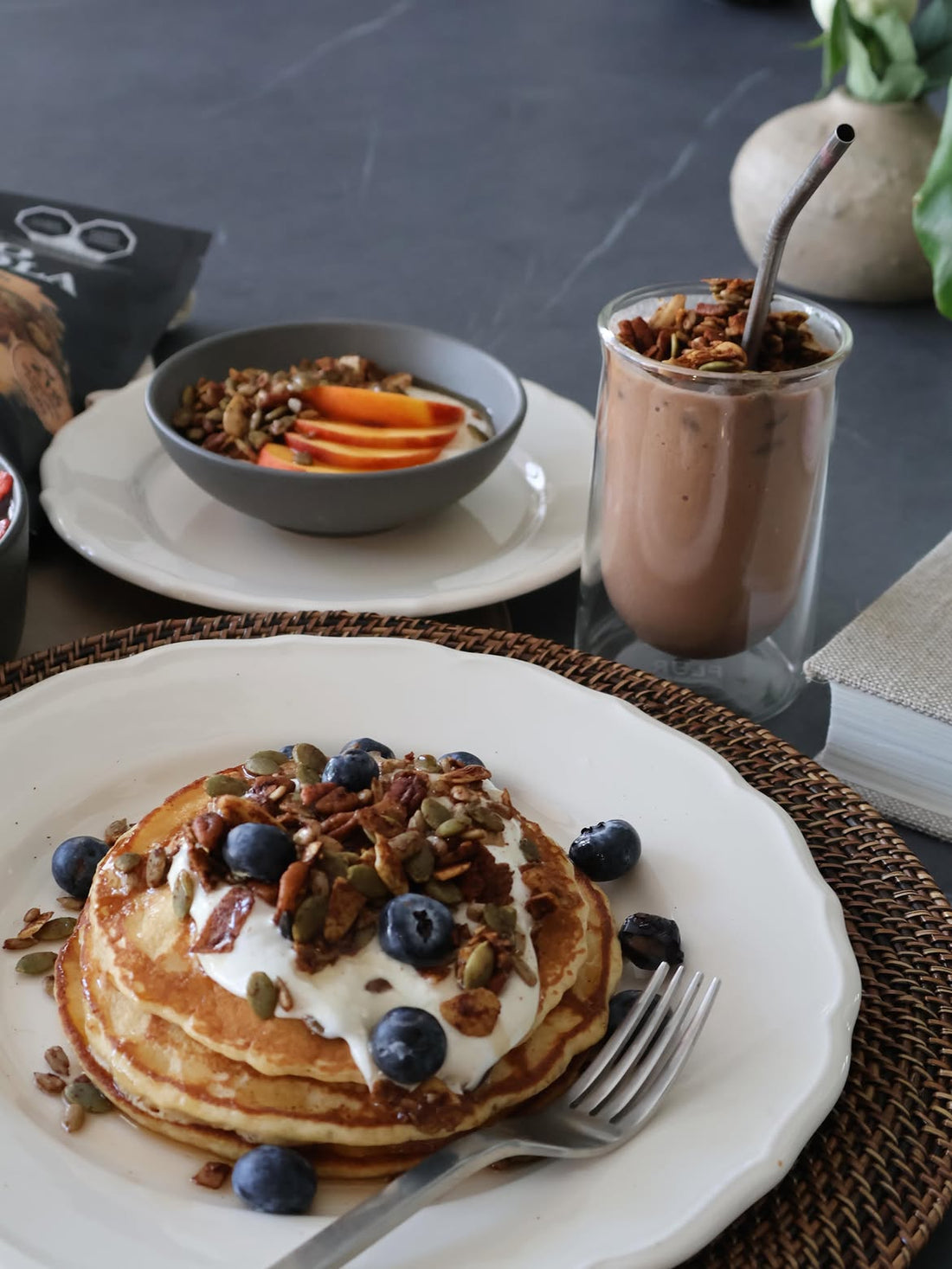 Hotcakes con Yogur Griego, Granola Keto y Arándanos